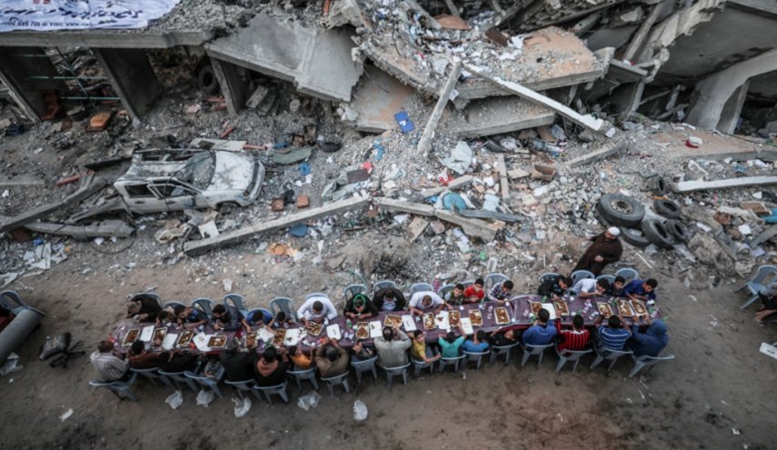  «مملكة الخير» تُهدي غزة بِيَد... وتضربها بأخرى 