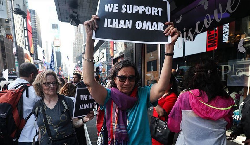 بالصور.. مئات المتظاهرين في نيويورك دعما للبرلمانية المسلمة إلهان عمر