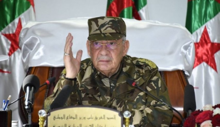 قايد صالح للجزائريين: لا تسمحوا للخبيثين بالتسلل بينكم !

