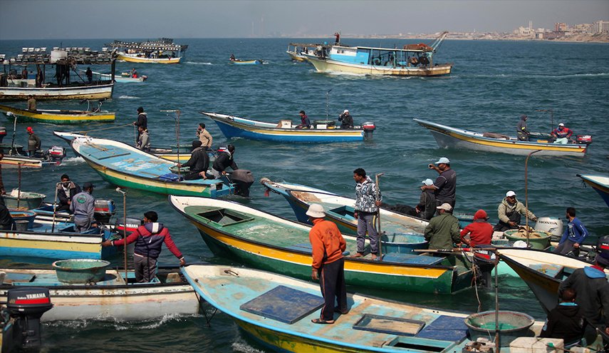 الاحتلال يقلص مساحة الصيد في بحر غزة مجددا