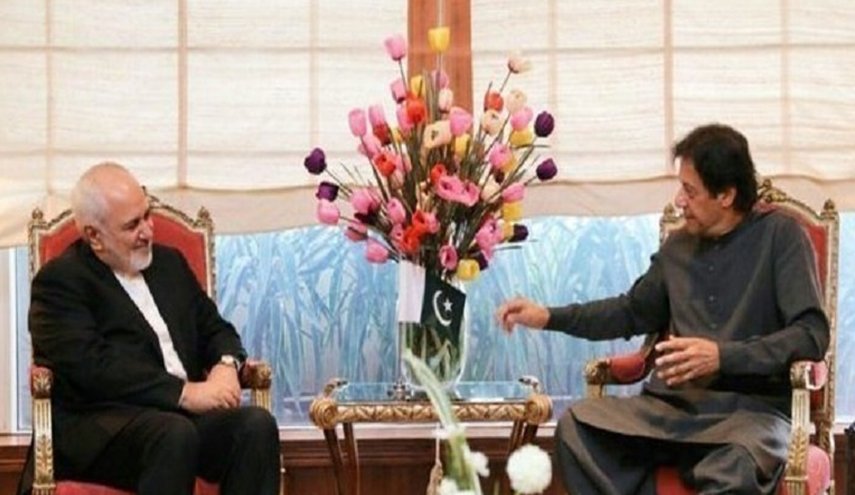 ظريف يلتقي رئيس وزراء باكستان
