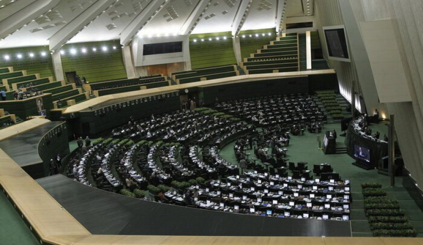 البرلمان الايراني يدعم اجراءات منظمة الطاقة النووية بمواجهة الحظر الامريكي