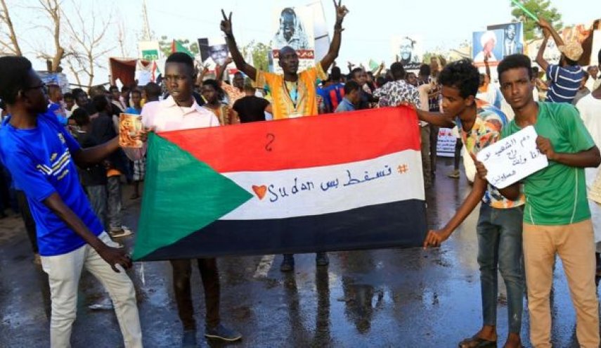 السودان.. تجمع المهنيين يهدد بعصيان مدني للضغط على المجلس العسكري