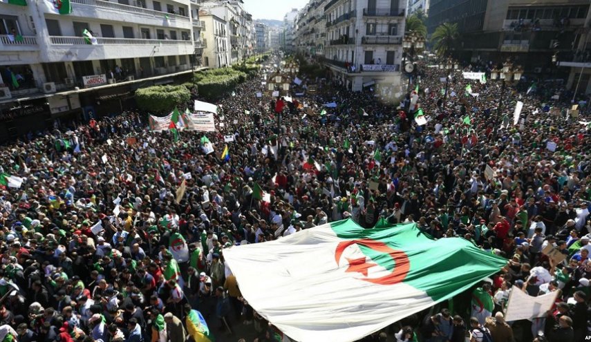 الجزائر... الجيش يحذر من رفع رايات غير العلم الوطني في المظاهرات