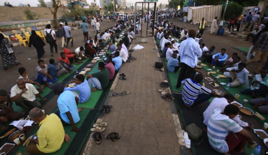 المحتجون في السودان يستعدون لقضاء العيد بالساحات