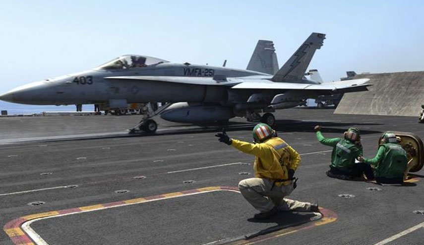 ادامه اقدامات تحریک آمیز آمریکا در منطقه/ عملیات تمرینی ناو هواپیمابر و بمب افکن های آمریکایی در خلیج فارس