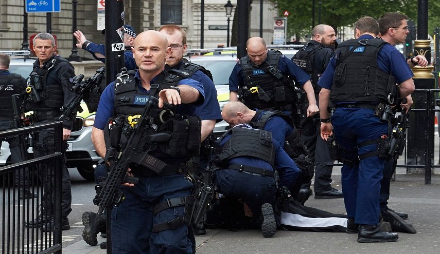 إلقاء القبض على رجل يحمل سكينين في مطار لندن +صور