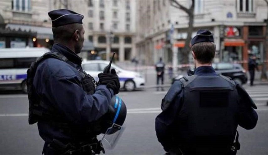 إصابة شخص حاول طعن شرطي في إحدى ضواحي باريس
