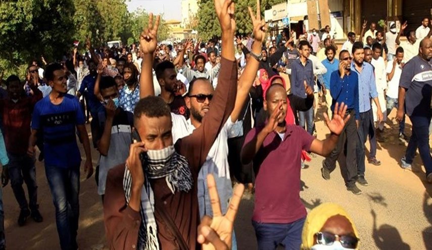 شعار سودانی‌ها بعد از نماز عید فطر؛ «شورای نظامی ساقط شود»