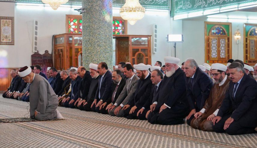 شاهد بالصور: الرئيس السوري يؤدي صلاة عيد الفطر المبارك