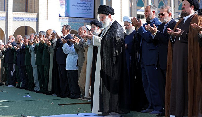 اقامة صلاة عيد الفطر بإمامة قائد الثورة الإسلامية