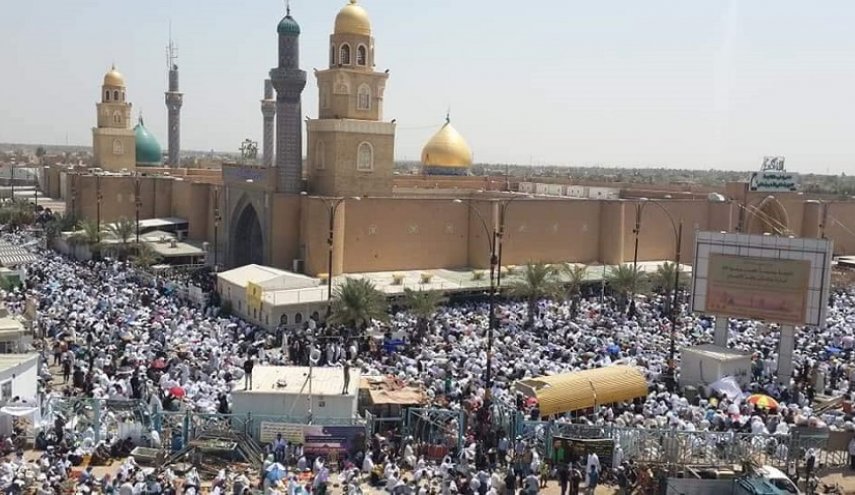 شاهد بالصور: صلاة عيد الفطر في مسجد الكوفة بإمامة السيد مقتدى الصدر
