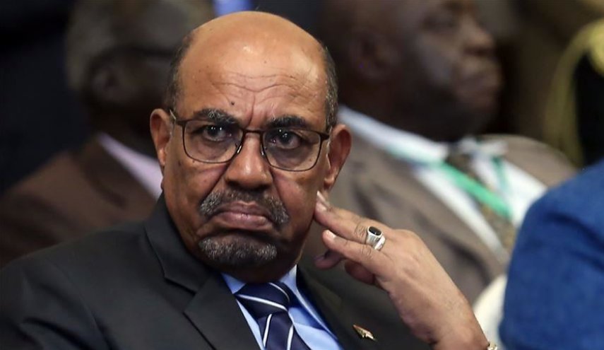 الشرطة السودانية تنفي الأنباء عن محاولة لتهريب البشير