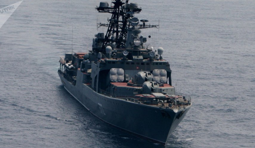 سفينة عسكرية روسية تنزع فتيل 'صدام لا يحمد عقباه'!