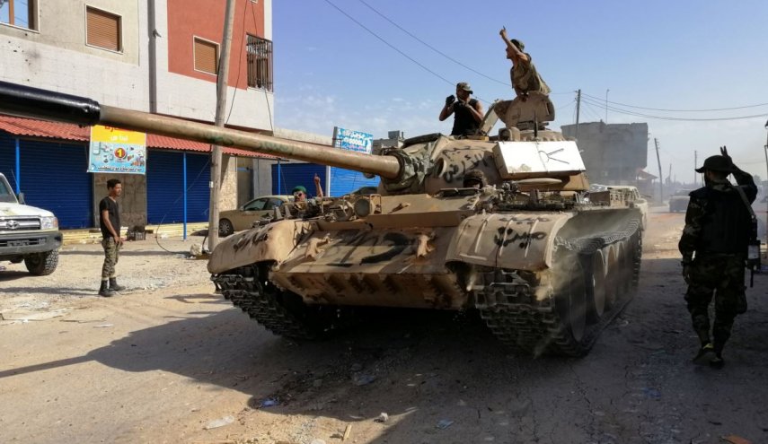 ورود ۲۰ تانک به درگیری‌ نیروهای شرق و غرب لیبی