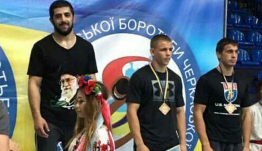حضور کشتی‌گیر اوکراینی بر سکوی قهرمانی با پیراهن منقش به تصویر رهبر انقلاب +عکس