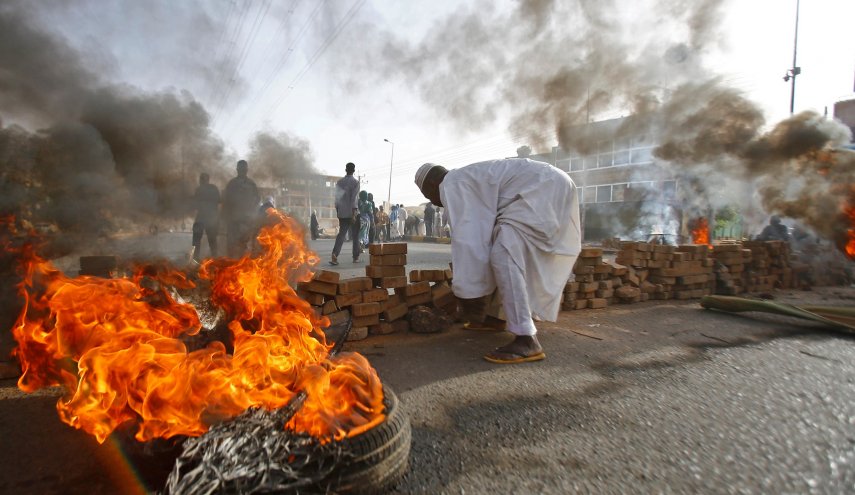 العصيان المدني يشل السودان والمجلس العسكري يغير موقفه
