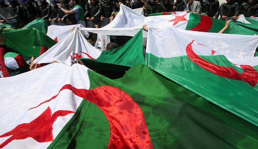 درخواست هزاران الجزایری در تظاهرات امروز: شخصیت‌های سابق نظام کناره‌ گیری کنند
