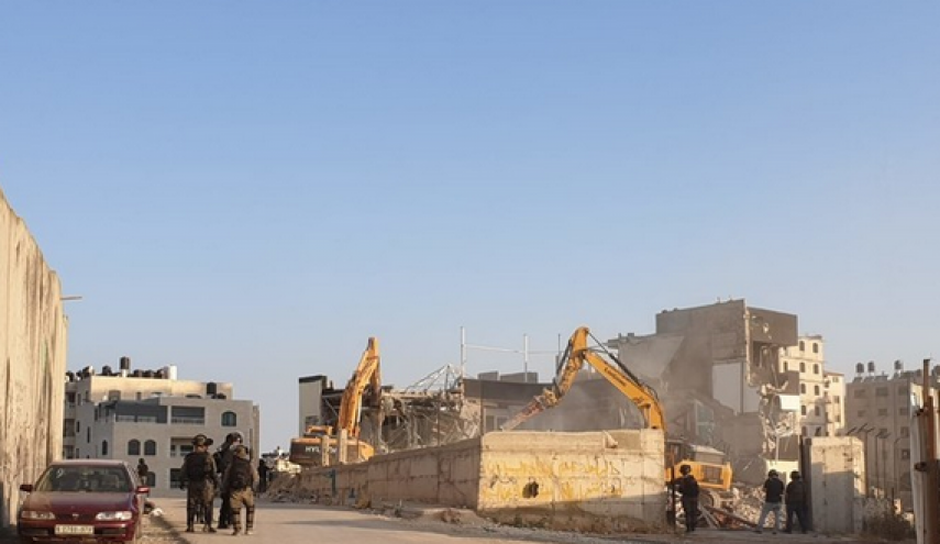 عمليات هدم إسرائيلية واسعة عند مخيم قلنديا 