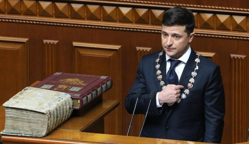 البرلمان الأوكراني يوقع قانونا يتيح سحب الثقة من رئيس الدولة
