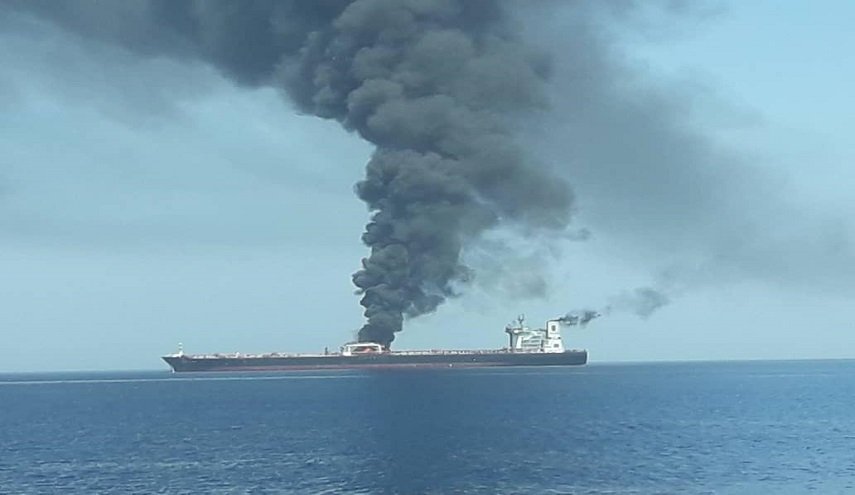 تفاصيل إنقاذ طاقم الناقلتين المحترقتين في بحر عمان