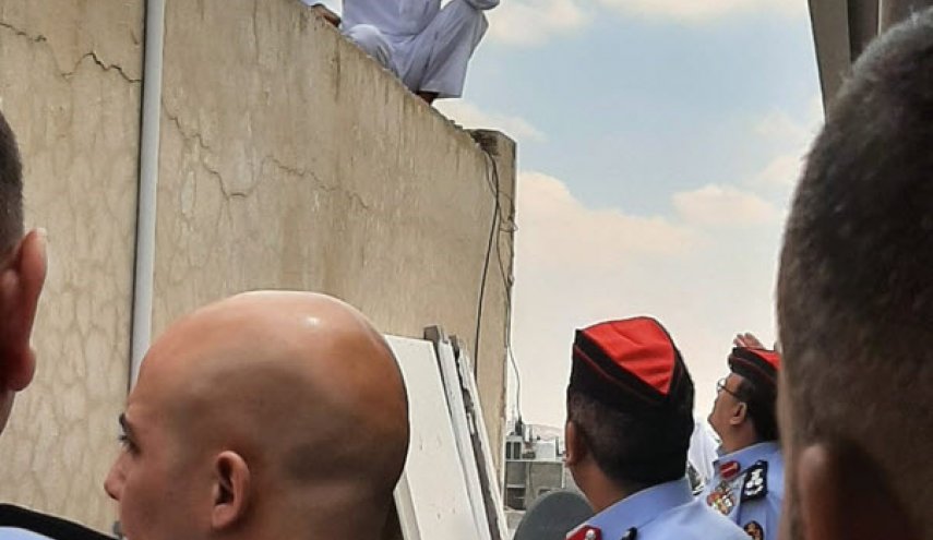 شاهد: محاولة إنتحار من فوق مبنى وزارة الأوقاف الأردنية!