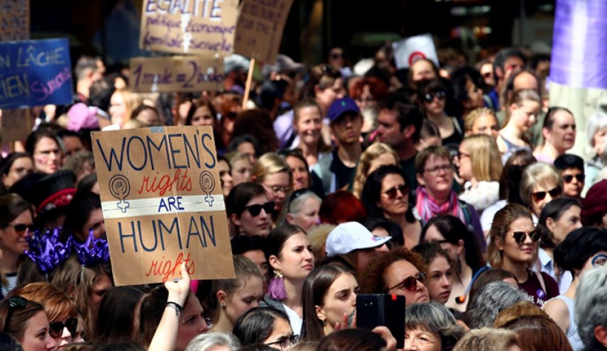 عشرات آلاف النساء في سويسرا يطالبن بالمساواة في الأجور