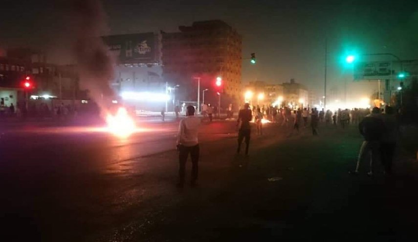 مظاهرات ليلية بالسودان تطالب بإسقاط ’العسكري’