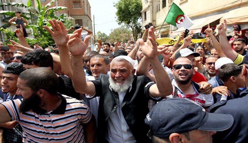 بالجمعة الـ18 مسيرات في الجزائر والأمن يقمعها بالغاز