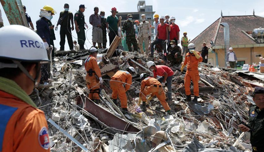  28 قتيلًا وشخصان نجيا بأعجوبة من انهيار مبنى في كمبوديا