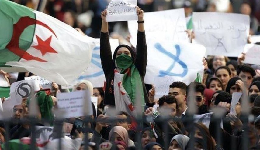 تواصل احتجاجات طلبة الجزائر رفضا لرموز نظام بوتفليقة
