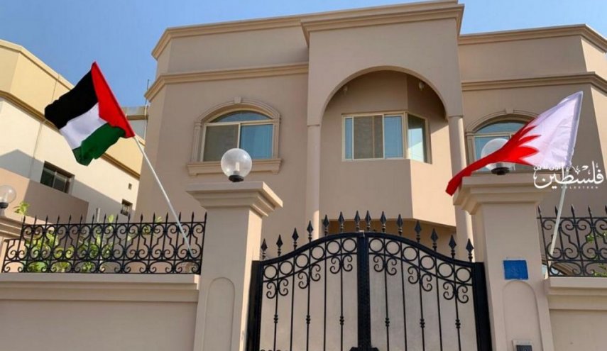 بحرينيون يرفعون الأعلام الفلسطينية فوق منازلهم رفضًا لمؤتمر العار
