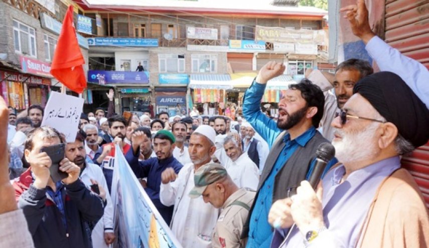 مظاهرات في كشمير تنديدا بالحظر الاميركي ضد قائد الثورة الاسلامية + صور