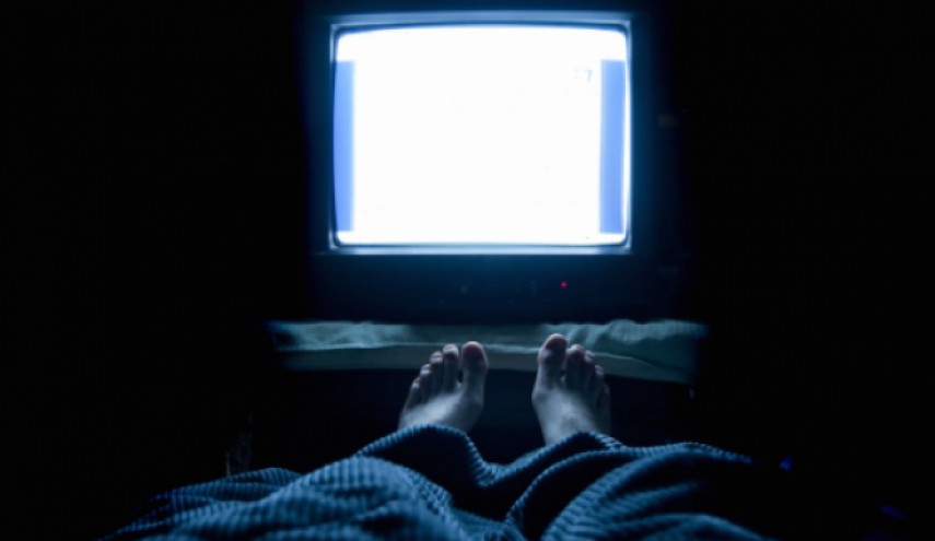 النوم مع وجود ضوء التلفاز قد يؤدي إلى زيادة الوزن.. لماذا؟
