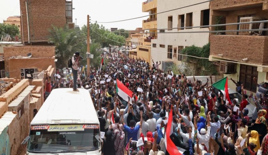 آلاف السودانيين يتوجهون في مسيرة إلى وزارة الدفاع والمجلس العسكري بالخرطوم