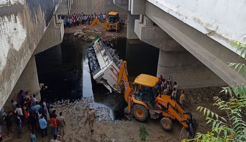 سقوط مرگبار اتوبوس به درون کانال در هند