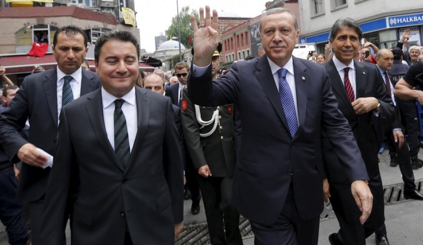 'باباجان' يوجه ضربة قاسية لأردوغان ويستقيل من الحزب الحاكم