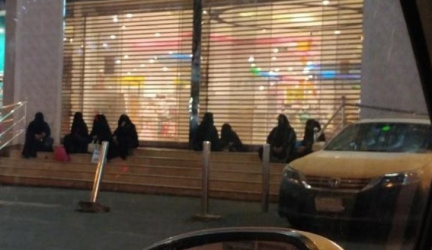  كاتب سعودي: لماذا لا تغلق المطارات وقت الصلاة؟