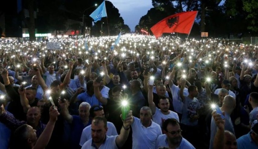 هزاران معترض آلبانیایی باز هم خواستار استعفای نخست‌وزیر شدند