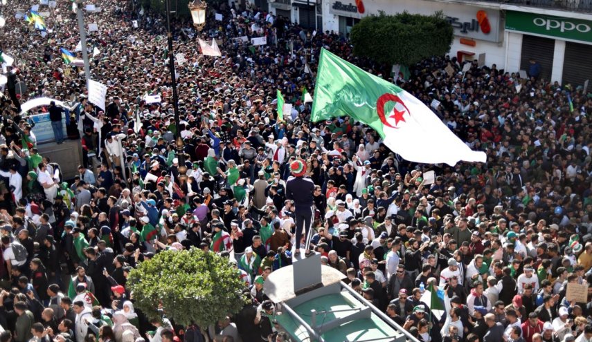 مظاهرات طلابية بالجزائر تطالب برحيل رموز النظام وإجراء انتخابات رئاسية