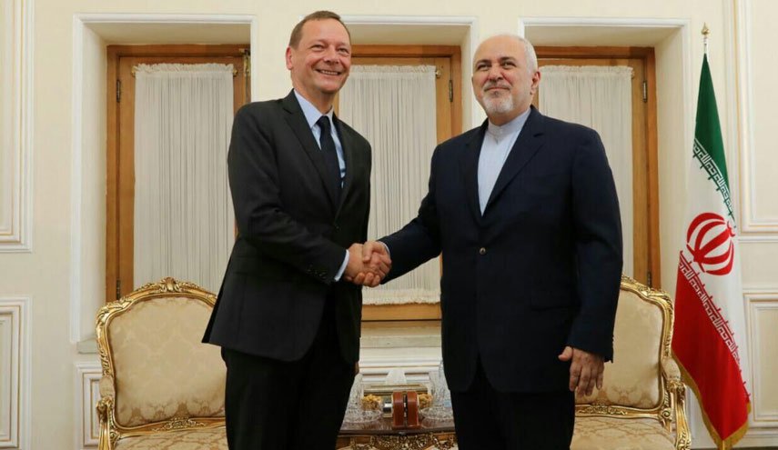 ظریف و مشاور مکرون درباره تحولات ایران و فرانسه رایزنی کردند