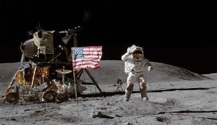  ما حقيقة رفرفة العلم الأمريكي على سطح القمر ؟
