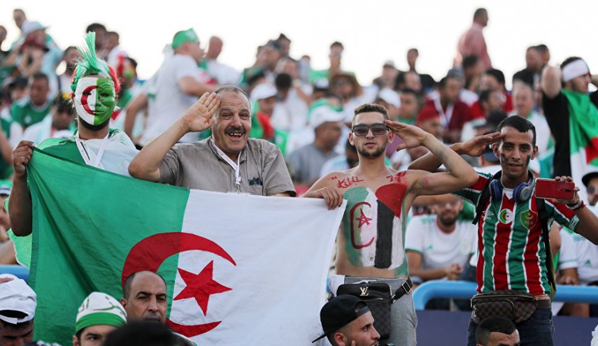 الجزائر تتأهل الى النصف النهائي والجماهير تحتفل