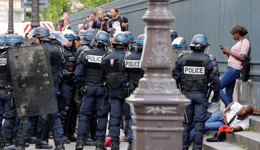 الشرطة الفرنسية تضرب المهاجرين المحتجين في 