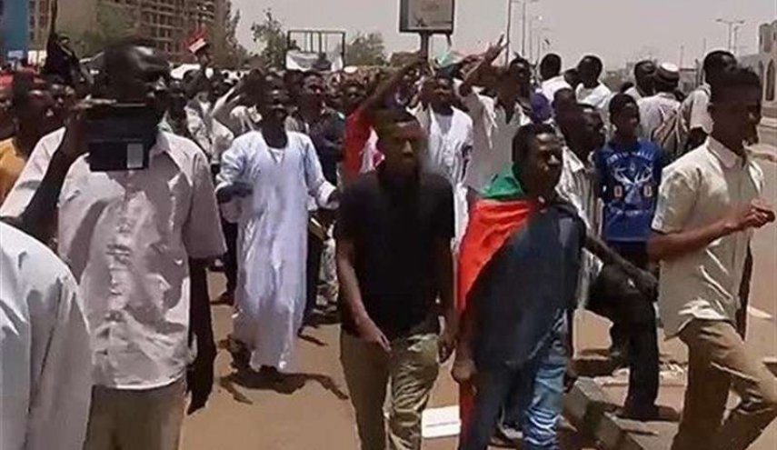 کشته و زخمی شدن ۳ معترض سودانی بر اثر تیراندازی پلیس