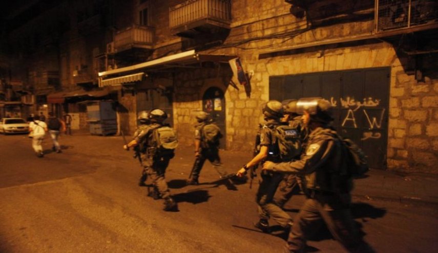 ​​​​​​​الاحتلال يعتقل 13 فلسطينيا بينهم سيدتان 