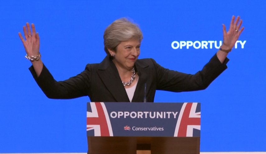تيريزا ماي ترقص في آخر أيامها بمنصب رئيسة وزراء بريطانيا