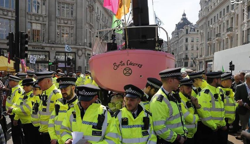 اعتراض های فلج کننده فعالان محیط زیست در انگلیس آغاز شد/ تظاهرکنندگان خیابان های اصلی 5 شهر مختلف انگلیس را مسدود کردند