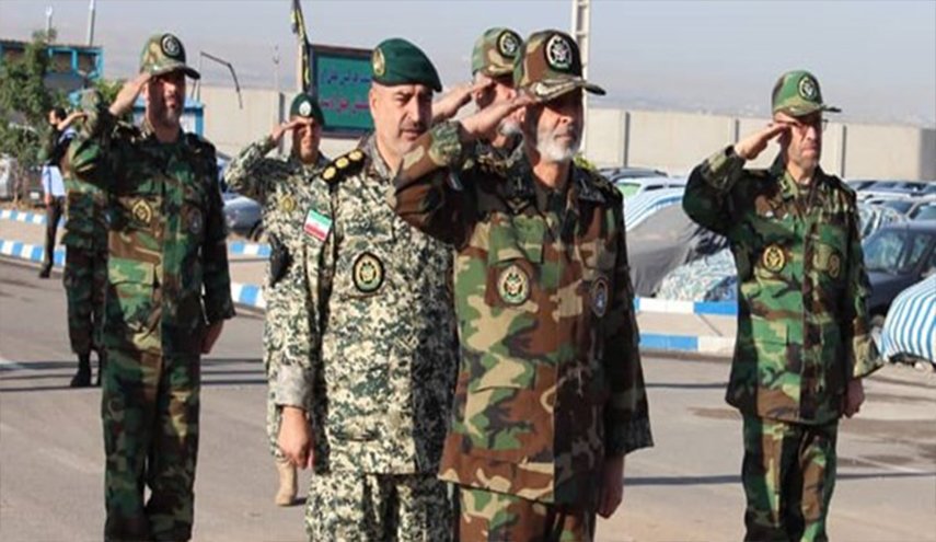 قائد الجيش الايراني يتفقد معسکرات للقوات البرية شمال غربي البلاد