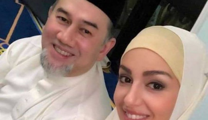 زواج ملك ماليزيا السابق وملكة جمال موسكو ينتهي طلاقا بالثلاثة!
